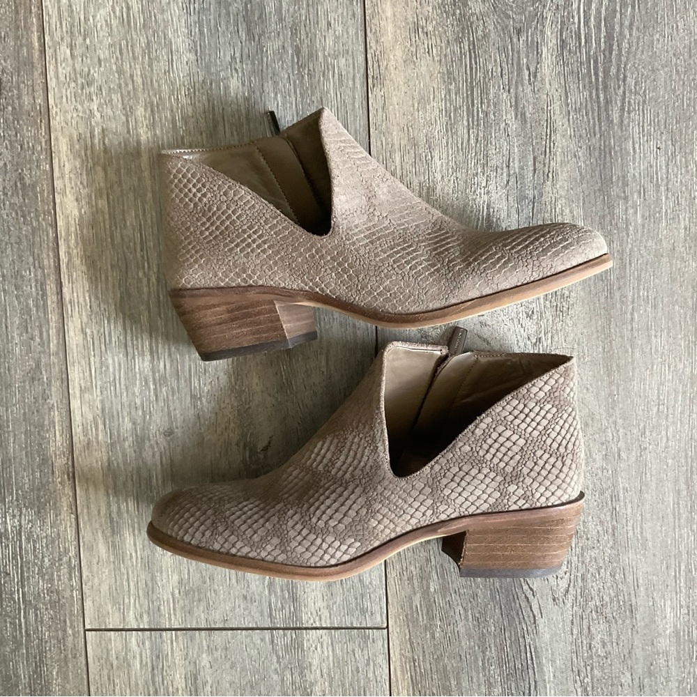 Vince Camuto Taupe Textured Ankle Booties, Size 6M